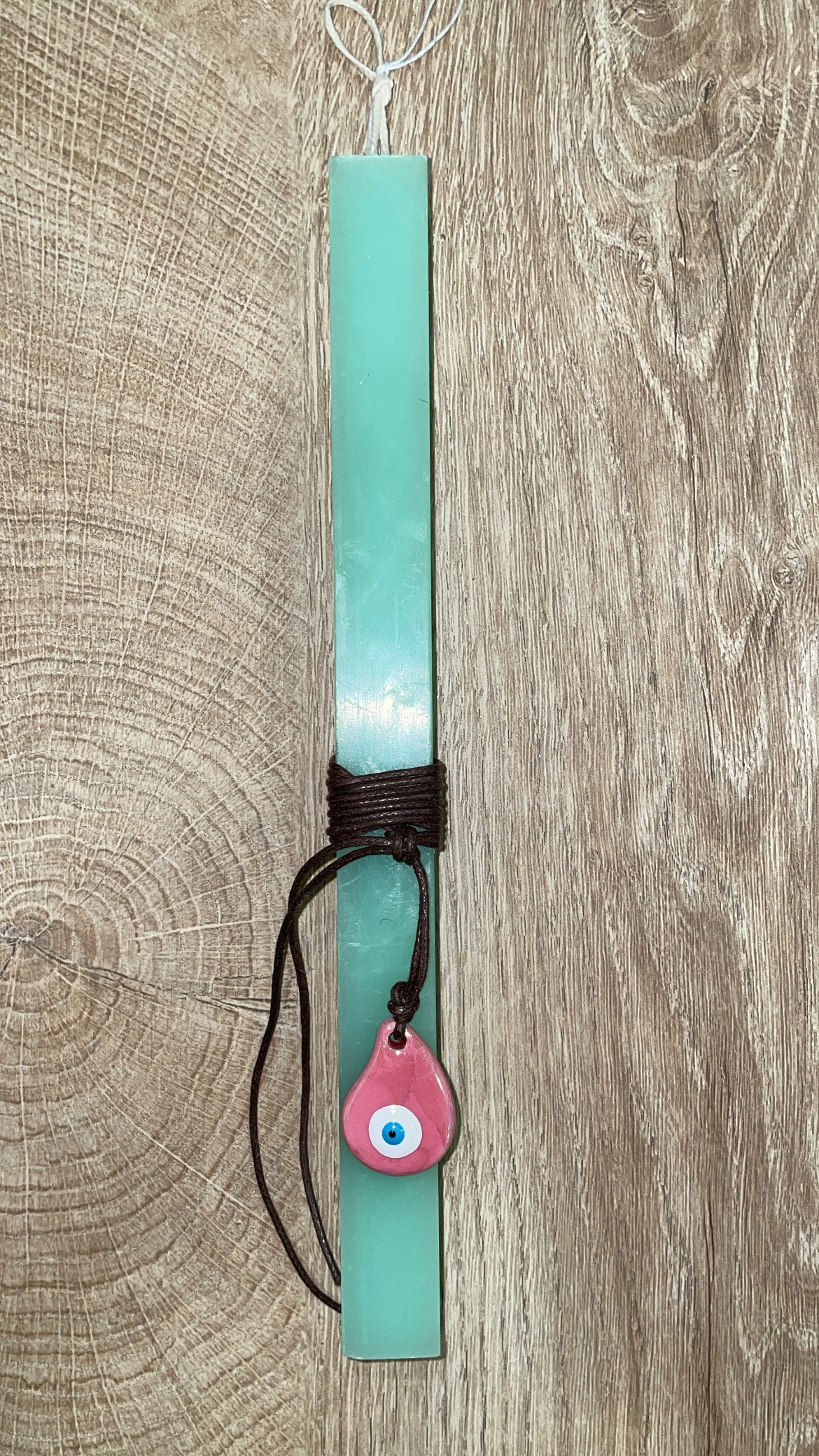 2786B330-6E22-4BE2-95BF-643BAF6B22F7 Μέντα τετράγωνη λαμπάδα με κρεμαστό ματάκι για τον λαιμό - Image 1