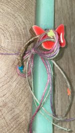 Τετράγωνη γαλάζια λαμπάδα με ξύλινη κόκκινη πεταλούδα - Image 2