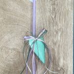 Μωβ ιριζέ λεπτή λαμπάδα με διακοσμητική μεταλλική καρδιά γαλάζιο με λευκό