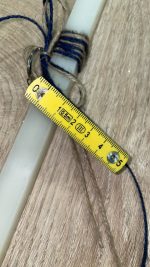 Λευκή τετράγωνη λαμπάδα με μπρελόκ κανονικό κίτρινο μέτρο ξύλινο - Image 2