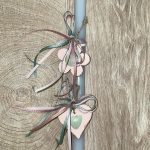 Λευκή στρογγυλή λαμπάδα με μεταλλικό λουλούδι και καρδιά