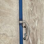 Μπλε στρογγυλή λαμπάδα με μπρελόκ ποδοσφαιρικό παπούτσι με μπάλα