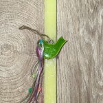 Τετράγωνη κίτρινη λαμπάδα με ξύλινο πράσινο πουλάκι