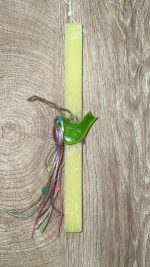 Τετράγωνη κίτρινη λαμπάδα με ξύλινο πράσινο πουλάκι