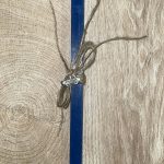 Μπλε τετράγωνη λαμπάδα με μεταλλικό αυτοκινητάκι