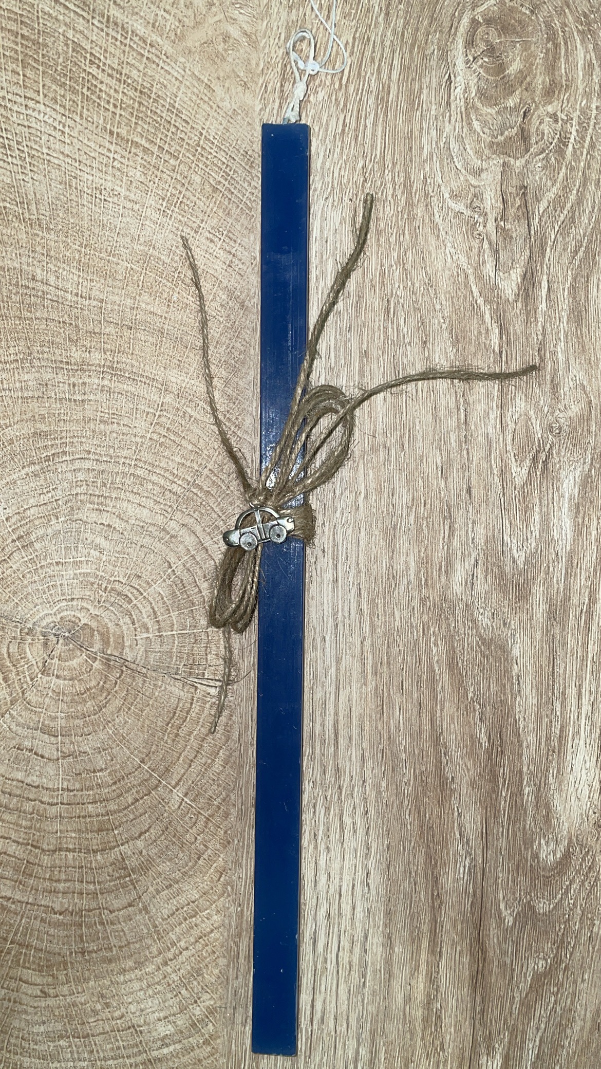 3F5A0C11-8F18-40CA-8396-C22D3EB63AFF Μπλε τετράγωνη λαμπάδα με μεταλλικό αυτοκινητάκι - Image 1