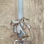 Λευκή τετράγωνη λαμπάδα με μεταλλικά λουλούδια