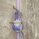 Ροζ στρογγυλή λαμπάδα με τσόχινο μωβ κουνελάκι