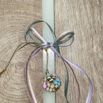 Λευκή τετράγωνη λαμπάδα με μεταλλικό στρογγυλό κρεμαστό για τον λαιμό