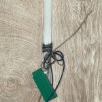 Λευκή τετράγωνη λαμπάδα με μπρελόκ κανονικό πράσινο μέτρο ξύλινο