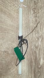 Λευκή τετράγωνη λαμπάδα με μπρελόκ κανονικό πράσινο μέτρο ξύλινο