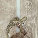 Λευκή τετράγωνη λαμπάδα με διακοσμητικό κουνέλι με glitter