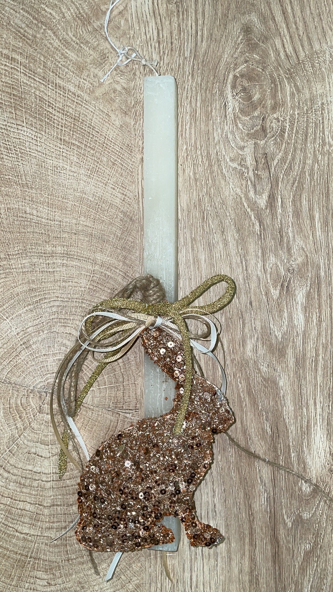 58F7133A-B80C-4377-8C02-CF905B5C3F47 Λευκή τετράγωνη λαμπάδα με διακοσμητικό κουνέλι με glitter - Image 1