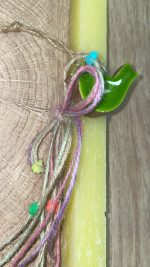 Τετράγωνη κίτρινη λαμπάδα με ξύλινο πράσινο πουλάκι - Image 2