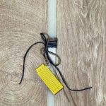 Λευκή τετράγωνη λαμπάδα με μπρελόκ κανονικό κίτρινο μέτρο ξύλινο