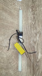 Λευκή τετράγωνη λαμπάδα με μπρελόκ κανονικό κίτρινο μέτρο ξύλινο