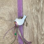 Τετράγωνη φούξια λαμπάδα με ξύλινο λευκό πουλάκι