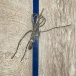 Μπλε τετράγωνη λαμπάδα με μεταλλικό ποδηλατάκι