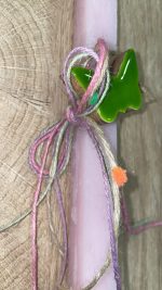 Τετράγωνη ροζ λαμπάδα με ξύλινη πράσινη πεταλούδα - Image 2