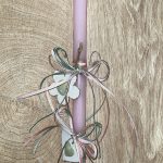 Ροζ στρογγυλή λαμπάδα με μεταλλικό λουλούδι και καρδιά