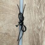 Λευκή στρογγυλή λαμπάδα με μεταλλικό αεροπλανάκι