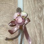 Τετράγωνη λευκή λαμπάδα με μπουκέτο υφασμάτινα λουλούδια