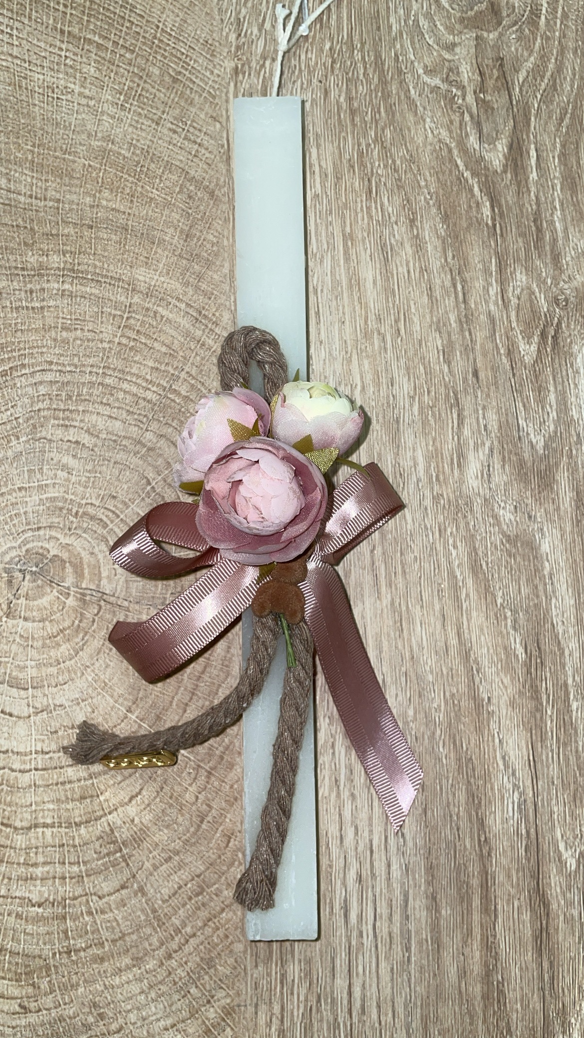 6CCE0323-FD08-4D53-A42E-054924642878 Τετράγωνη λευκή λαμπάδα με μπουκέτο υφασμάτινα λουλούδια - Image 1