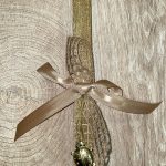 Χρυσή τετράγωνη λαμπάδα με μεταλλική πασχαλίτσα