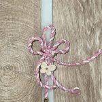 Λευκή τετράγωνη λαμπάδα με ροζ πολύχρωμο κορδόνι και πεταλουδίτσα