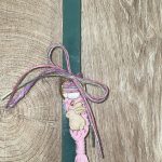 Πετρόλ τετράγωνη λαμπάδα με μπρελόκ με κουνελάκι