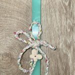 Μέντα τετράγωνη λαμπάδα με πολύχρωμο κορδόνι και πεταλουδίτσα