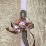 Τετράγωνη ροζ λαμπάδα με μπουκέτο υφασμάτινα λουλούδια