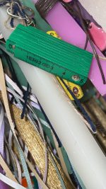 Λευκή τετράγωνη λαμπάδα με μπρελόκ κανονικό πράσινο μέτρο ξύλινο - Image 2