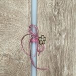 Λευκή στρογγυλή λαμπάδα με μεταλλικό λουλούδι