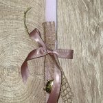 Ροζ τετράγωνη λαμπάδα με μεταλλική πασχαλίτσα