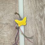 Τετράγωνη λευκή λαμπάδα με ξύλινη κίτρινη πεταλούδα