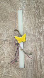 Τετράγωνη λευκή λαμπάδα με ξύλινη κίτρινη πεταλούδα