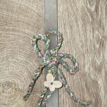 Μπεζ τετράγωνη λαμπάδα με πολύχρωμο κορδόνι και πεταλουδίτσα