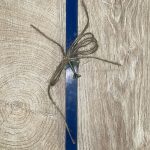 Μπλε τετράγωνη λαμπάδα με μεταλλικό αεροπλανάκι