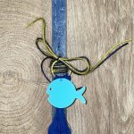 Μπλε τετράγωνη λαμπάδα με διακοσμητικό ψαράκι