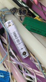 Λευκή τετράγωνη λαμπάδα με μπρελόκ κανονικό λευκό μέτρο ξύλινο - Image 2