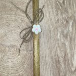 Στρογγυλή χρυσή λαμπάδα με μεταλλικό λευκό λουλούδι