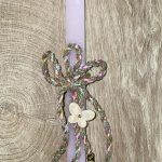 Ροζ τετράγωνη λαμπάδα με πολύχρωμο κορδόνι και πεταλουδίτσα