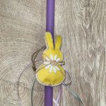 Μωβ στρογγυλή λαμπάδα με τσόχινο κίτρινο κουνελάκι