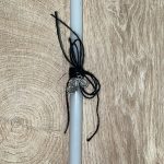 Λευκή στρογγυλή λαμπάδα με μεταλλικό ποδηλατάκι