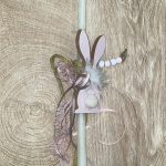 Λευκή στρογγυλή ιριζέ λαμπάδα με διακοσμητικό κουνελάκι με πούπουλα