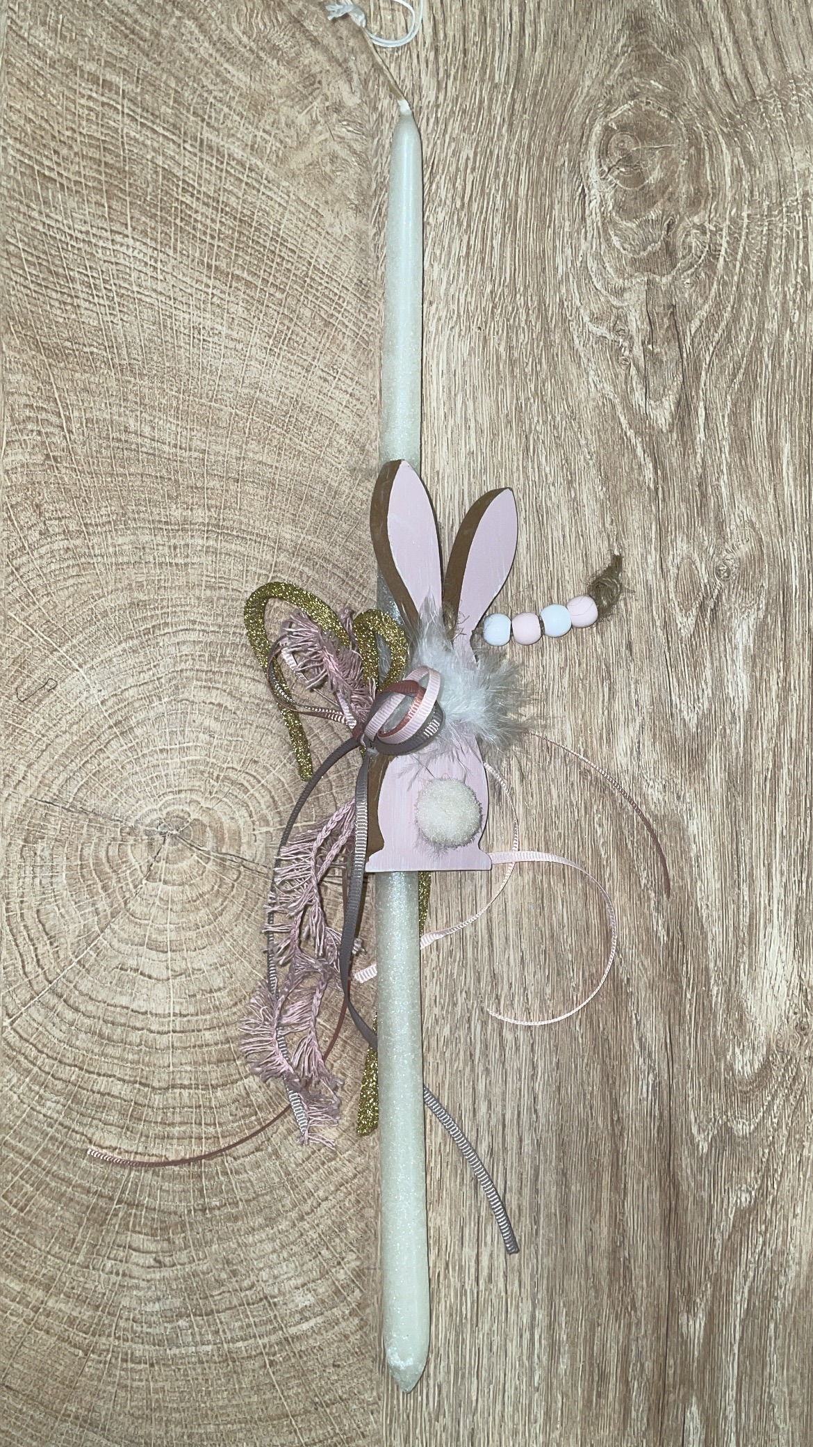 9D5CE7B6-99E9-4BAD-ADA9-A8624D0A5F77 Λευκή στρογγυλή ιριζέ λαμπάδα με διακοσμητικό κουνελάκι με πούπουλα - Image 1