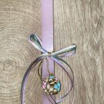 Ροζ τετράγωνη λαμπάδα με μεταλλικό στρογγυλό κρεμαστό για τον λαιμό