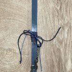 Γκρι τετράγωνη λαμπάδα με μπρελόκ κλειδί του Σολ