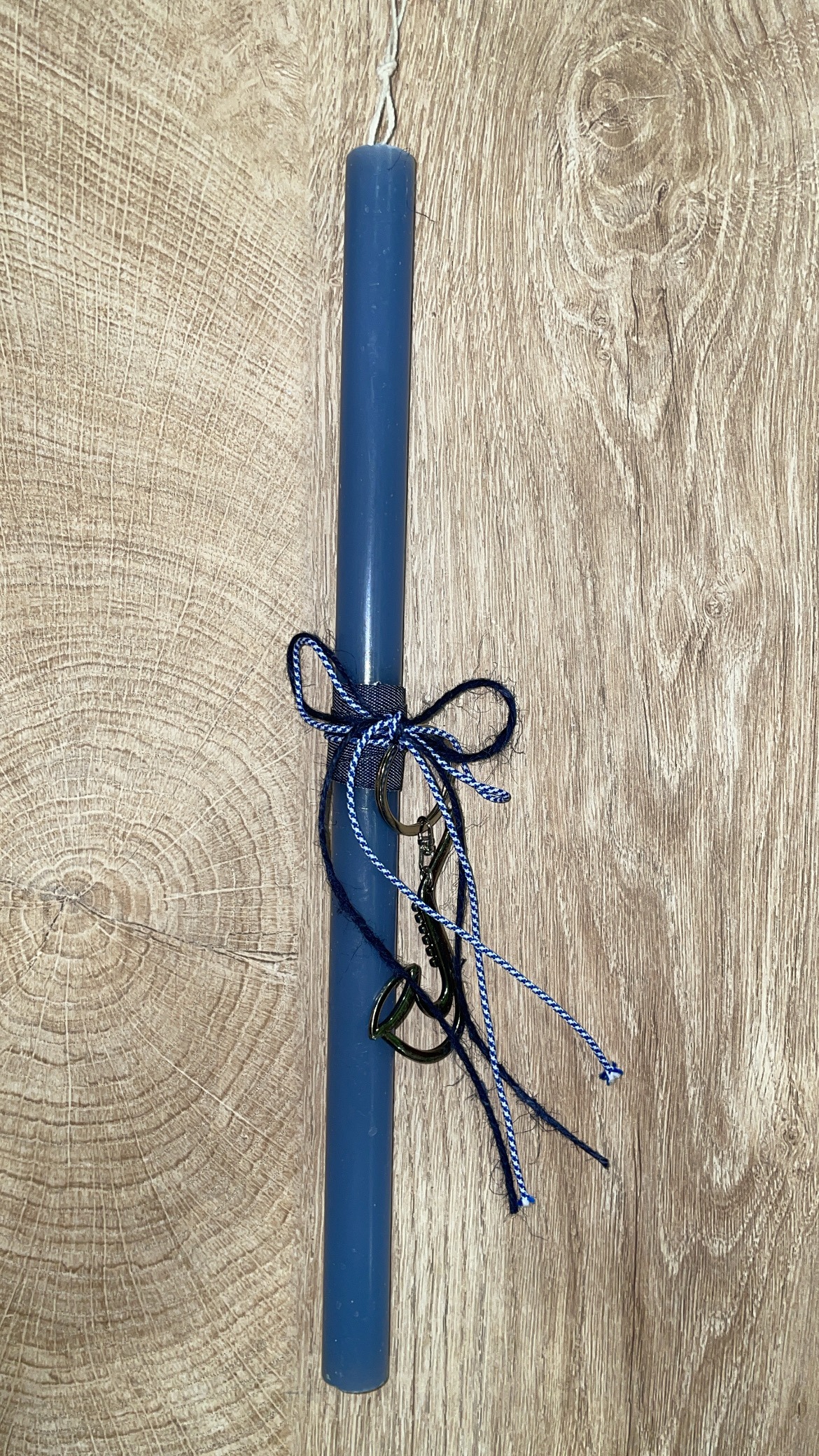 Μπλε στρογγυλή λαμπάδα με μπρελόκ τρομπέτα